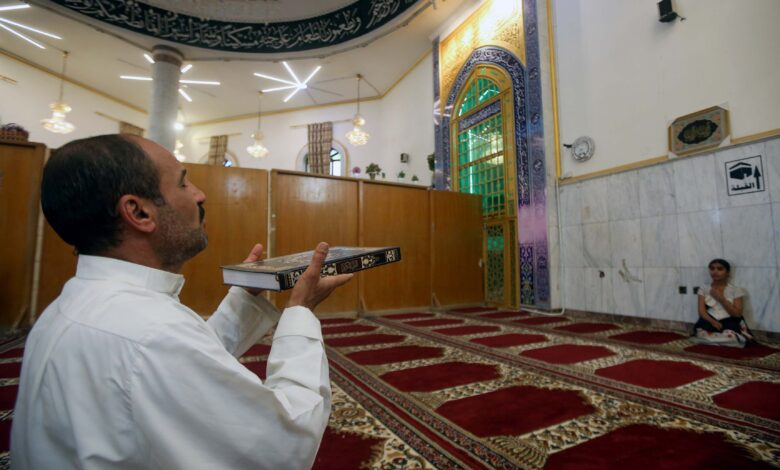 قراءة القرآن والصلاة في نهار رمضان بالعراق