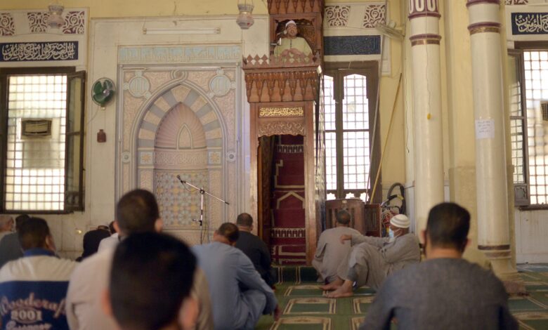 أول صلاة جمعة في شهر رمضان في محافظة الأقصر وسط إجراءات احترازية مشددة للحد من انتشار فيروس كورونا المستجد