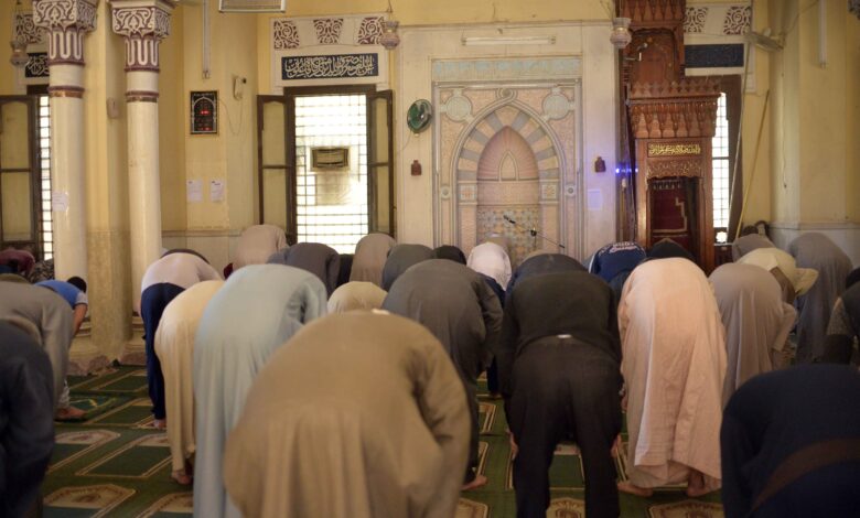 أول صلاة جمعة في شهر رمضان في محافظة الأقصر وسط إجراءات احترازية مشددة للحد من انتشار فيروس كورونا المستجد