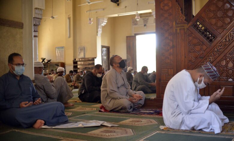 أول صلاة جمعة في شهر رمضان في محافظة الأقصر وسط إجراءات احترازية مشددة للحد من انتشار فيروس كورونا المستجد