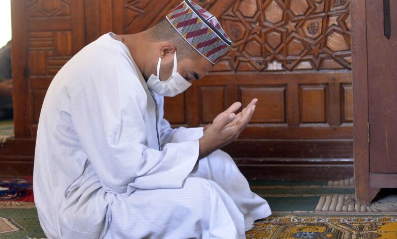 أول صلاة جمعة في شهر رمضان في محافظة الأقصر وسط إجراءات احترازية مشددة للحد من انتشار فيروس كورونا المستجد