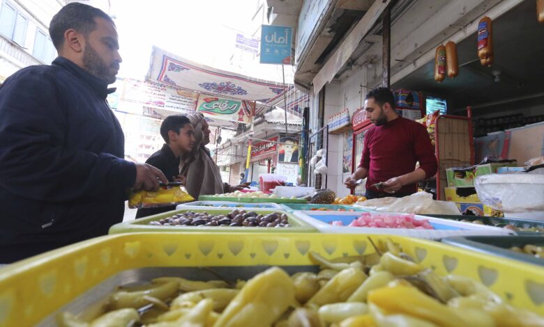 الإقبال علي شراء مخللات رمضان في المنصورة