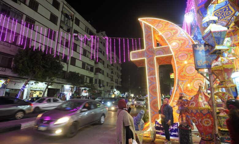 زينة رمضان تملأ شوارع شبرا مصر 